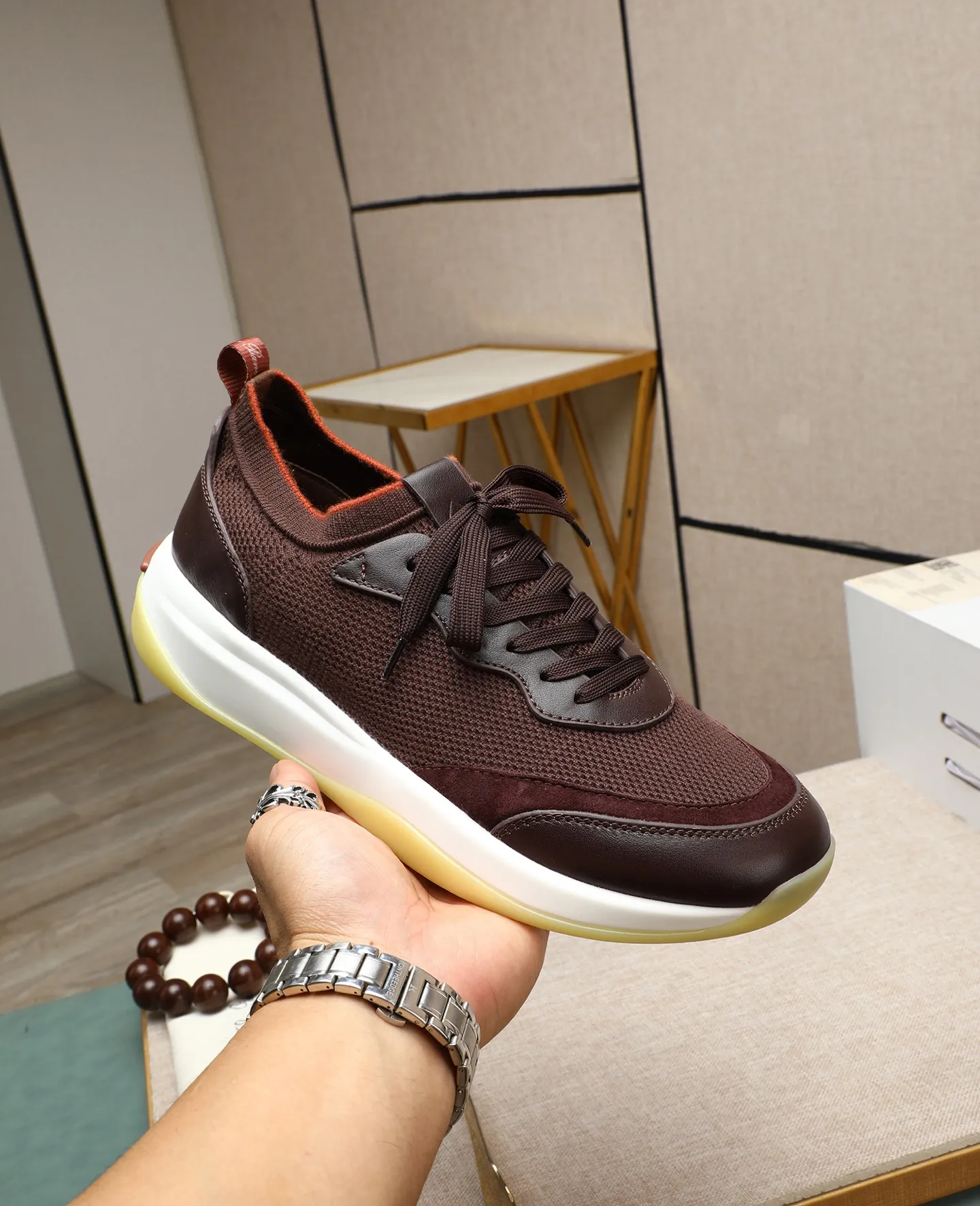 Men's shoes 💰620 🔥𝐥𝐨𝐫𝐨 𝐏𝐢𝐚𝐧𝐚 lp classic loafers, an Italian treasure brand, the only brand that can match Hermès! Only after wearing it do we realize that we can’t live up to our feet. The upper is made of imported first-layer cowhide with breathable fly-knit fabric, water-dyed cowhide foot pads, and the official original glass rubber outsole and pendant. Exclusive original packaging (tag ➕ brand paper ➕ outer box ➕ hand bag) code number: 38-44. Can be customized 45-46